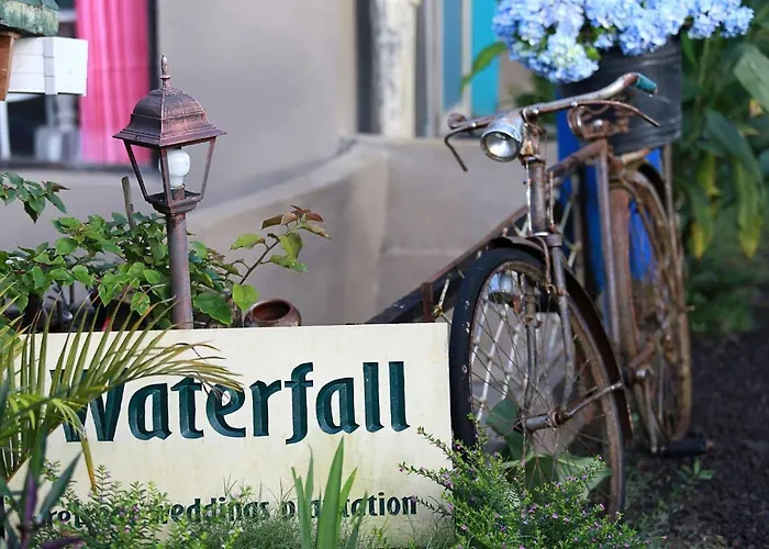 Rustic Waterfall Cabin Munduk Wanagiri With Pool ベッド・アンド・ブレックファスト